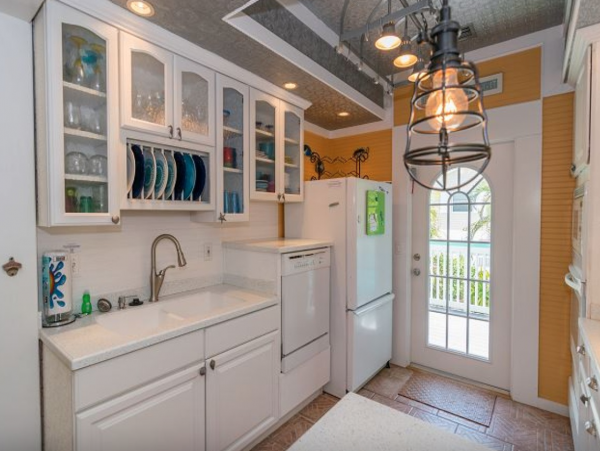 Newly remodeled 3 bed private pool Anna Maria Cottage STEPS TO THE BEACH!